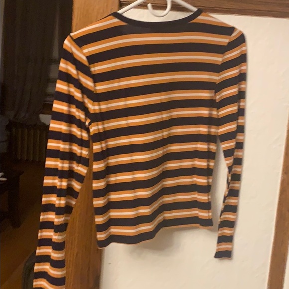 I’m selling a forever 21 long sleeves - Picture 2 of 2